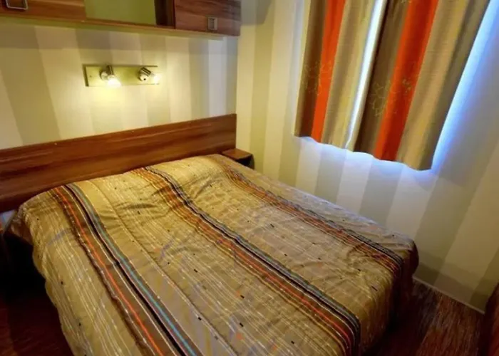 Camping Mobil Avec Terrasse - 3 Chambres, 6 Personnes - Api-1-52-896 *